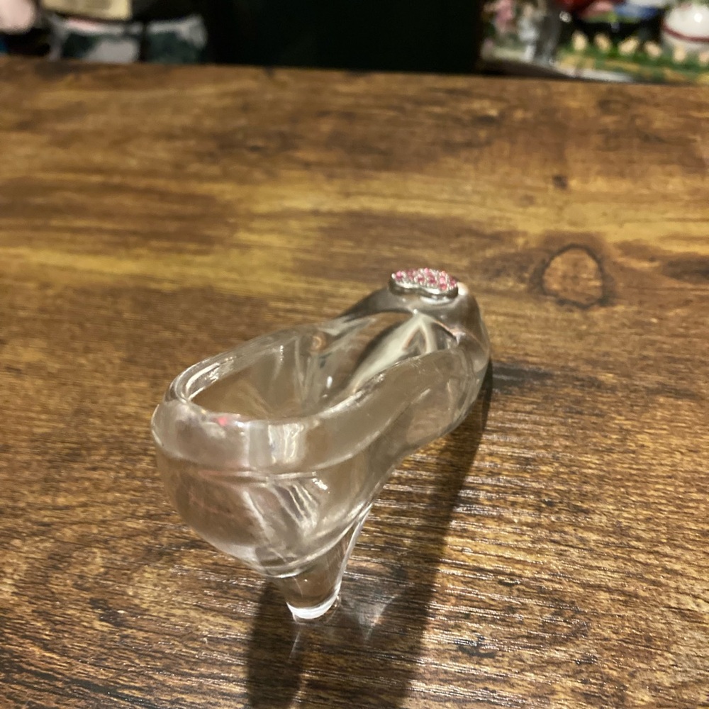Cinderella's glass slipper with red crystal heart buckle in front - Picture 4 of 7
